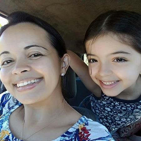 Maria Cristina Moreira e a filha Maria Clara, 6 anos, que coleciona LOL dolls online - Arquivo Pessoal - Arquivo Pessoal