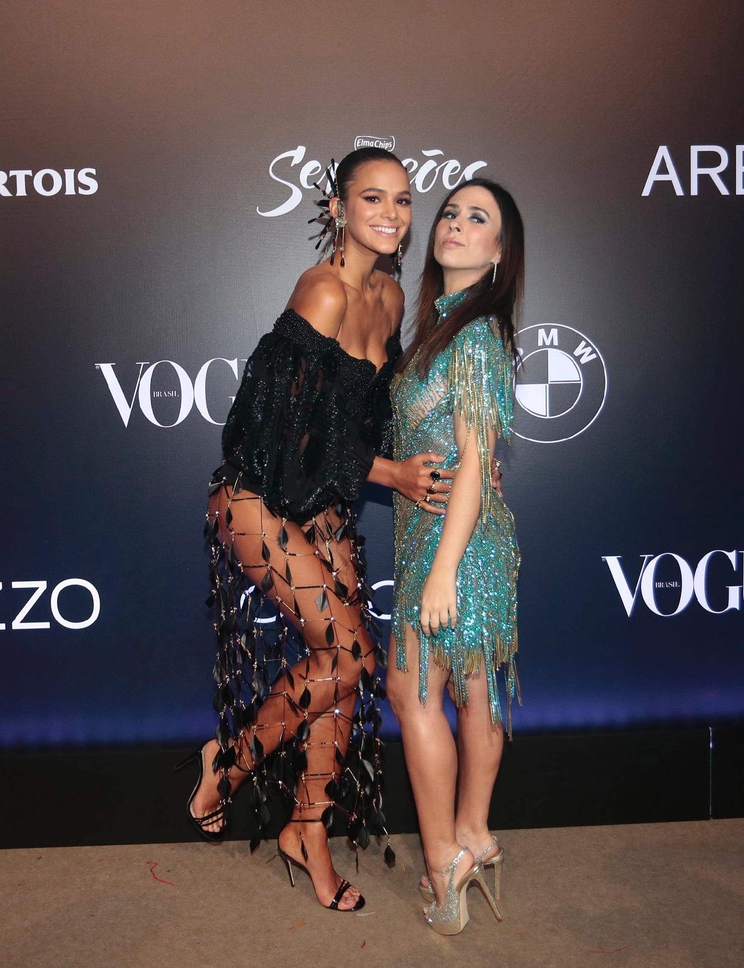 Bruna Marquezine se abaixa para posar com Tatá Werneck no Baile da Vogue - Rafael Cusato, Iwi Onodera e Manuela Scarpa/Brazil News
