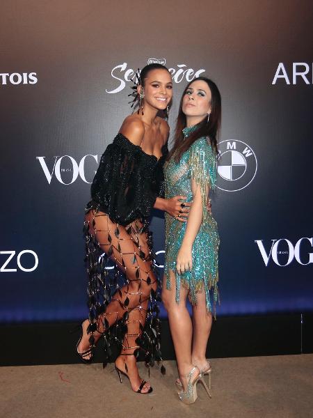 Bruna Marquezine se abaixa para posar com Tatá Werneck no Baile da Vogue - Rafael Cusato, Iwi Onodera e Manuela Scarpa/Brazil News