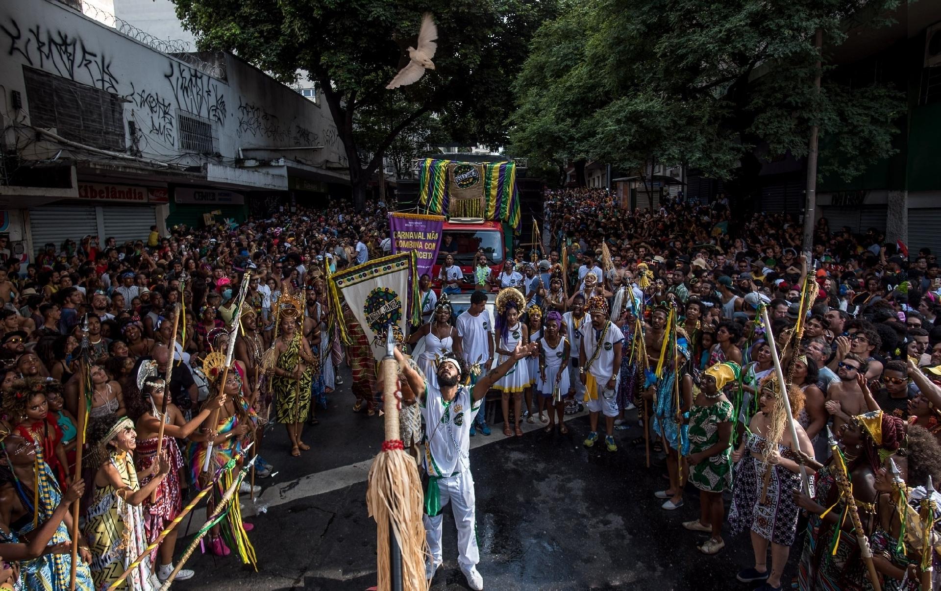 Uma pomba branca foi solta na abertura do desfile do Angola Janga, que arrastou 150 mil em BH - Nereu Jr/UOL