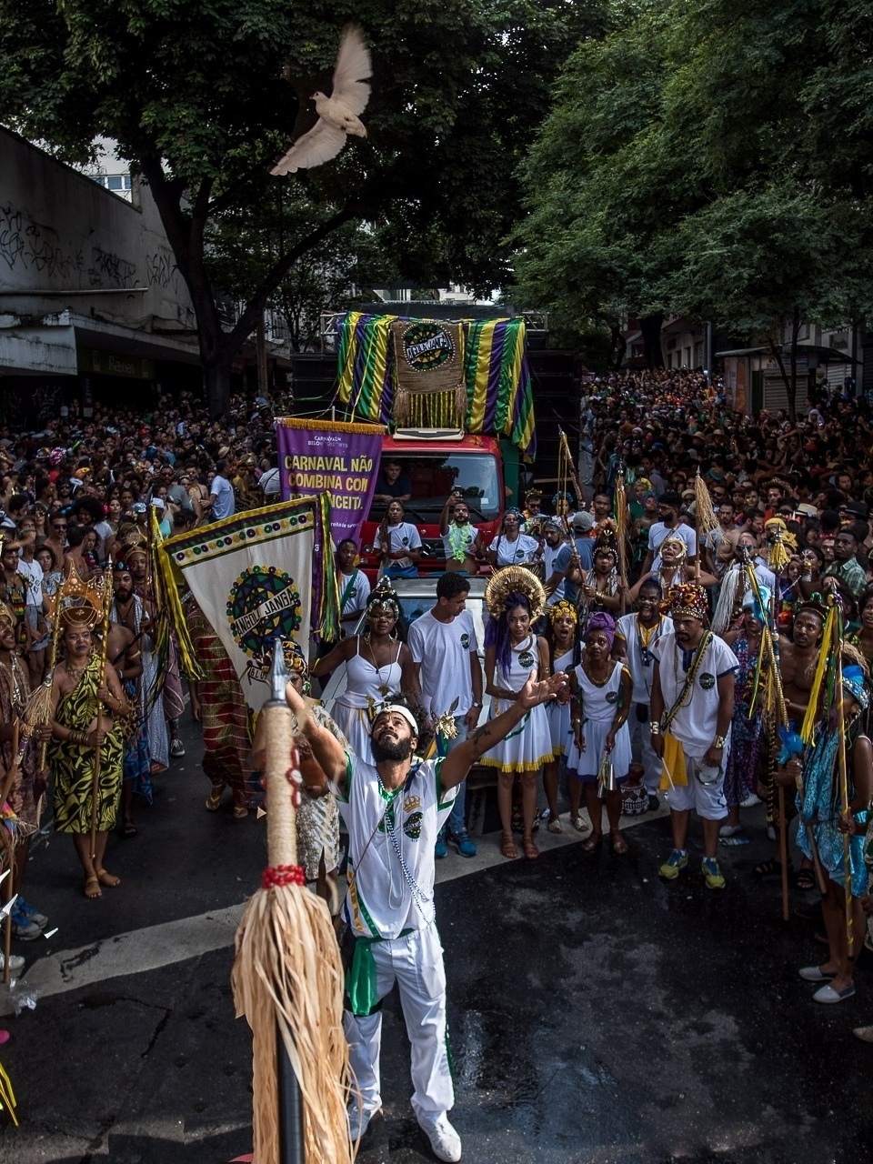 Angola Janga arrasta tapete negro de 150 mil com batuque ancestral em BH -  12/02/2018 - UOL Carnaval