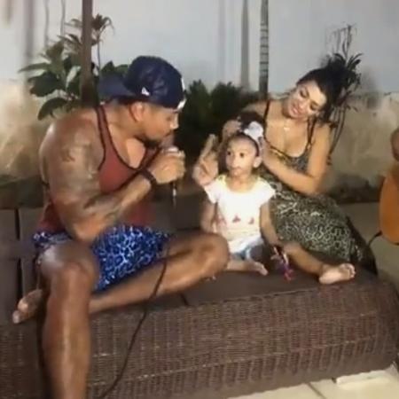 Naldo e Moranguinho com a filha, Maria Vitória - Reprodução/YouTube - Reprodução/YouTube
