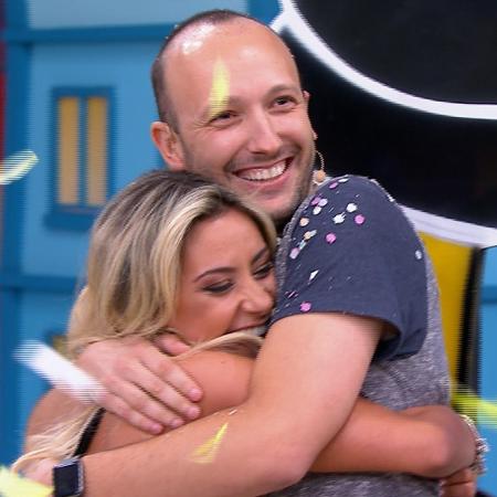 Flavia Monteiro, bailarina de Silvio Santos, e Murilo Bordoni, produtor do "Programa do Ratinho", celebram casamento no SBT - Divulgação/SBT - Divulgação/SBT