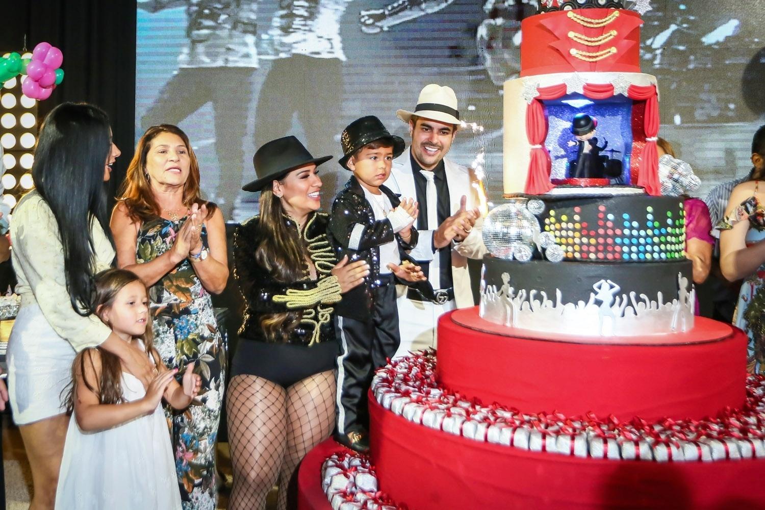 Simaria, Simone ao lado da mãe dona Mara, o aniversariante Henry e Kaká Diniz na hora do parabéns - Guirlanda Lima/Brazil News