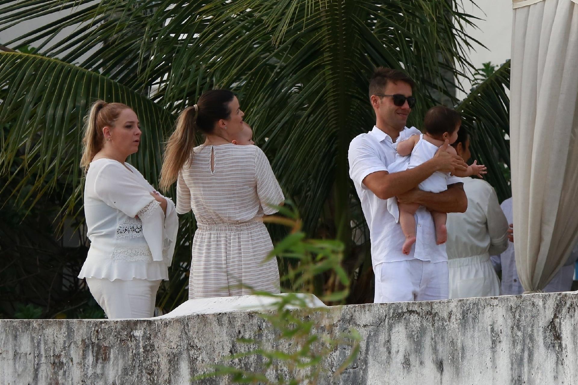 Daniel Cady se diverte com as gracinhas de uma das gêmeas - AgNews/Dilson Silva