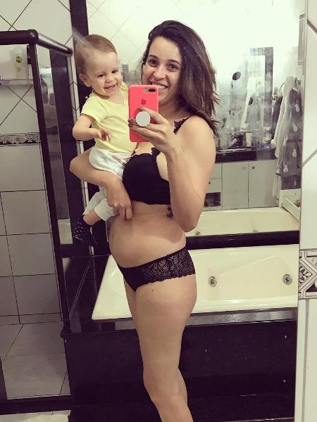Taty Ferreira, do canal Acidez Feminina, publicou mostrando a barriguinha que manteve após a gravidez - Reprodução/Instagram/@acidezfeminina