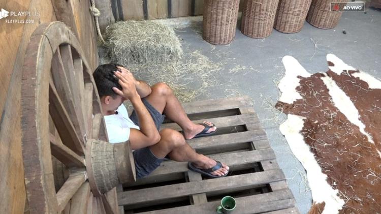 Felipe Sertanejo chora na baia - Reprodução/PlayPlus - Reprodução/PlayPlus