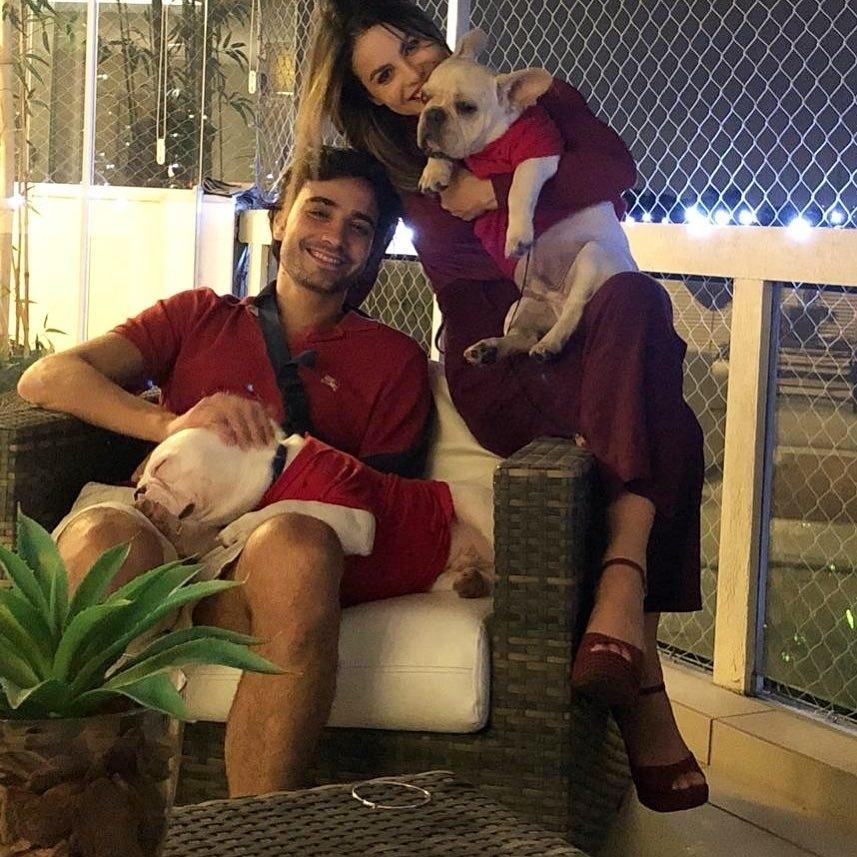 Sthefany Brito posou ao lado do marido Igor e dos "filhos", os cães London e Montalcino - Reprodução/Instagram