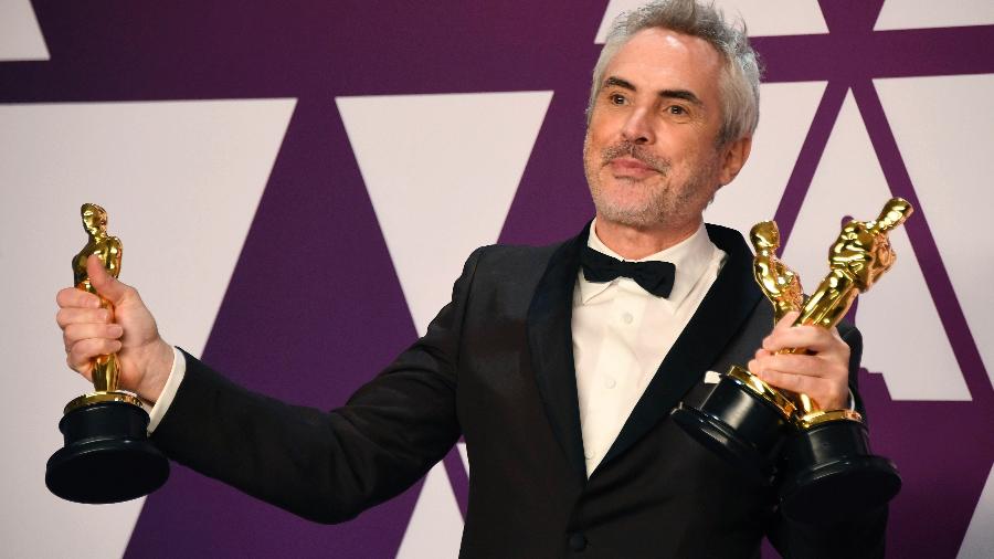 Cuarón exibe os três Oscars que ganhou por "Roma" - Frazer Harrison/Getty Images