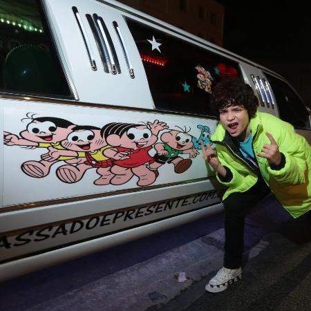 Kevin Vechiatto posa ao lado de limousine em sua festa de aniversário - Divulgação - Divulgação