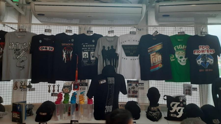 Camisetas das bandas que se apresentam no Rock in Rio podem ser encontradas nos estandes - Leonardo Rodrigues/UOL