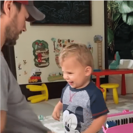 Enrique Iglesias brinca com os filhos - Reprodução/Instagram