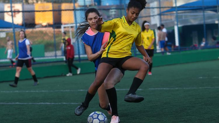 Amistoso do time do projeto Joga Miga, de futebol feminino - Amanda Perobelli/UOL