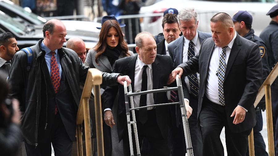 06.jan.2020 - Harvey Weinstein chega ao tribunal de Manhattan utilizando um andador. O ex-produtor de Hollywood começa a ser julgado hoje pelas acusações de assédio sexual - Johannes Eisele/AFP