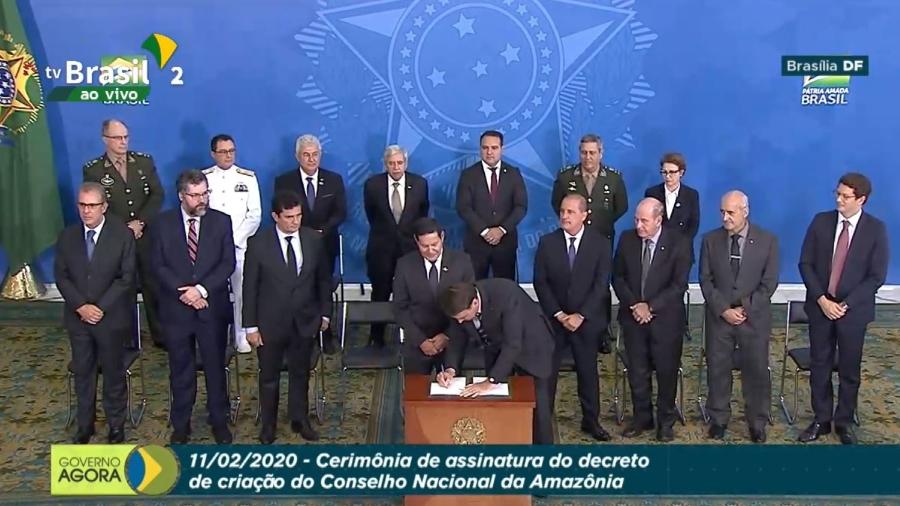 Bolsonaro assina decreto que cria Conselho Nacional da Amazônia Legal na presença de Mourão e ministros - Reprodução/TV Brasil