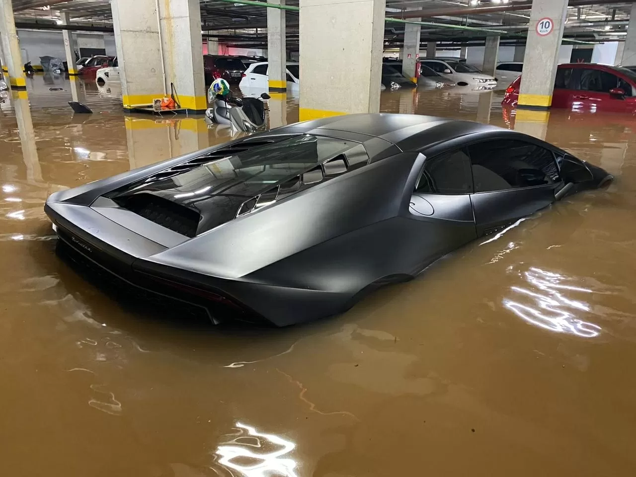 Fotos: Lamborghini Huracán modificada é atingida por enchente em São Paulo  - 12/02/2020 - UOL Carros