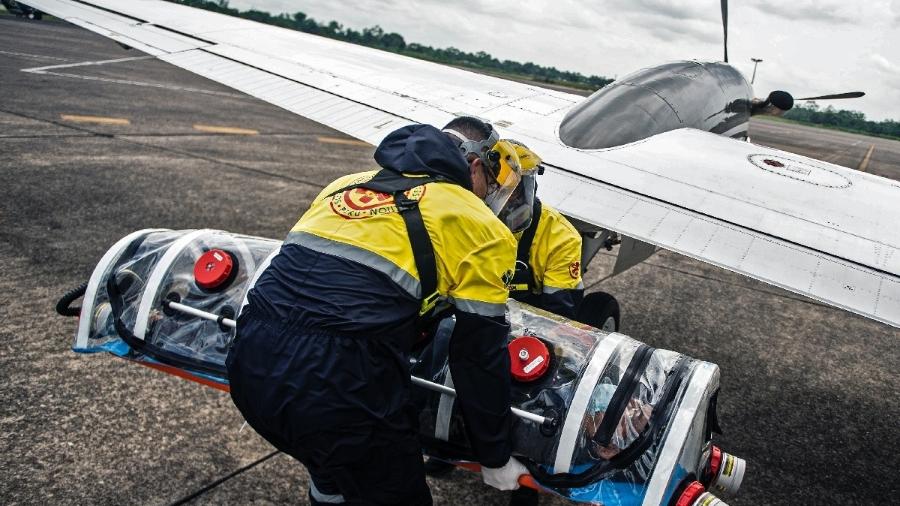 Juan Carlos Lara, um paciente de covid-19, sobe em aeroambulância em Iquitos, Peru, com destino a Lima - AFP