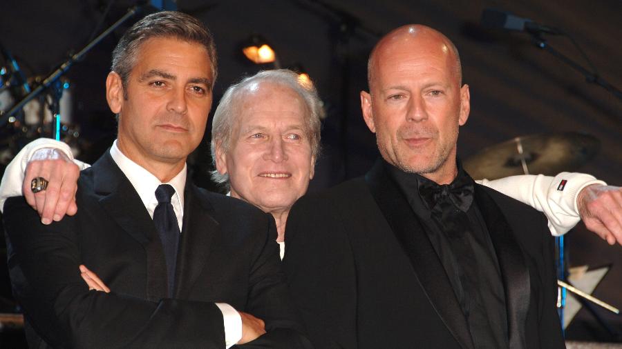 09.11.2006 - George Clooney (à esq.) e Paul Newman (no centro) posam com Bruce Willis - Steve Granitz/	WireImage for Rogers & Cowan