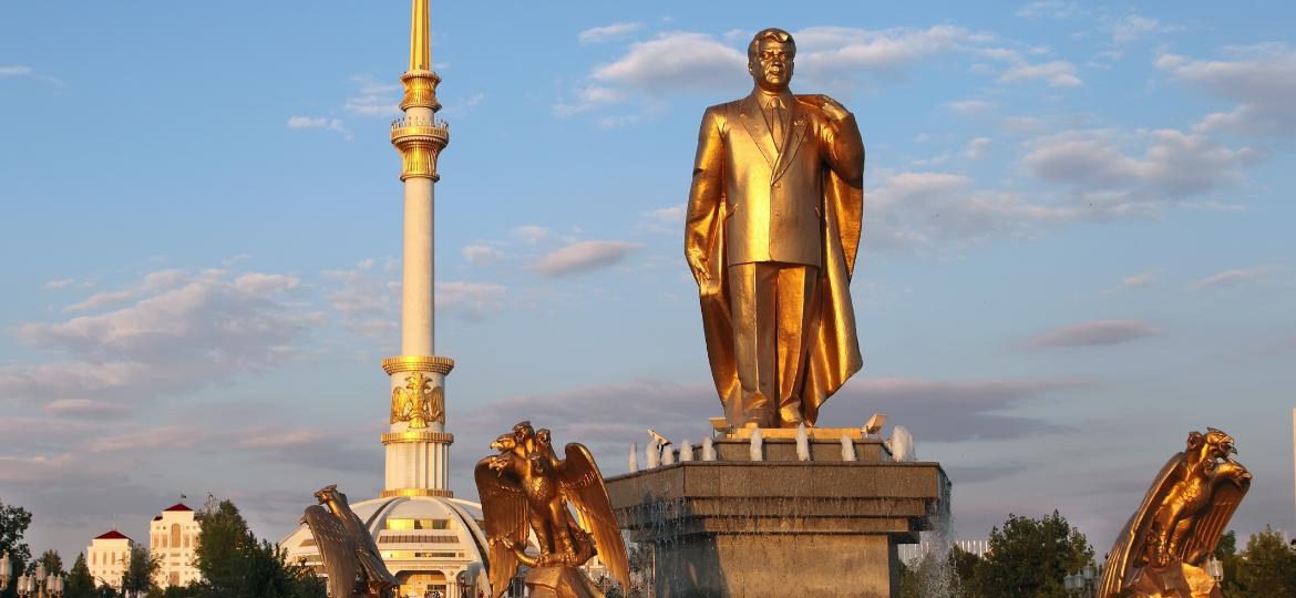 Praça em Ashgabat, no Turcomenistão, "o país mais estranho" que Erika visitou e um dos mais fechados do mundo - Getty Images/iStockphoto