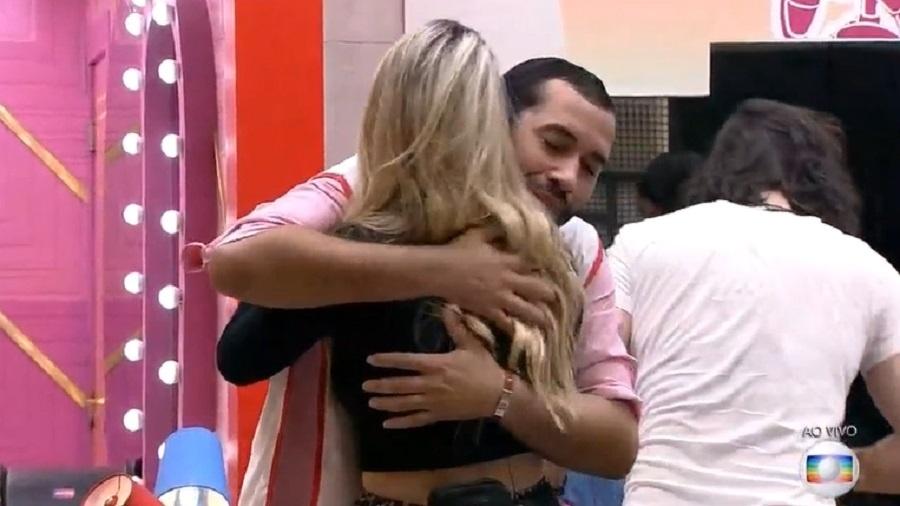 BBB 21: Gil é abraçado por Viih Tube após não ser indicada ao paredão - Reprodução/Globoplay