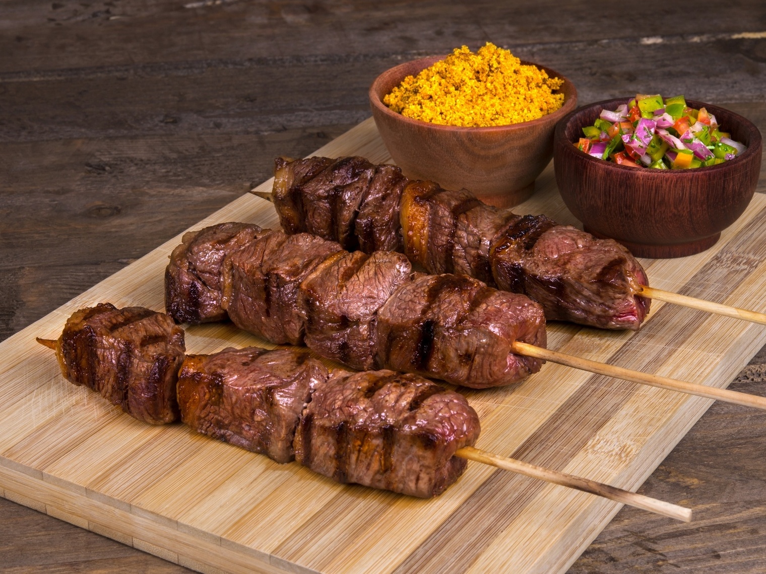 Quais são as melhores carnes para fazer espetinhos deliciosos?