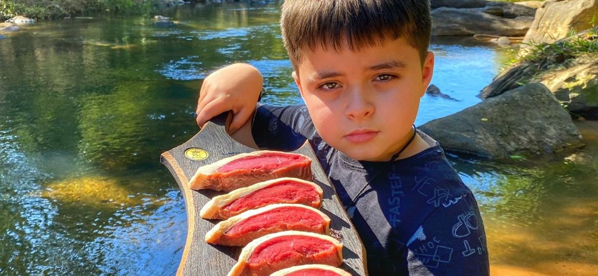 Apaixonado por carnes, Vicente Campos segue os passos do padrasto, blogueiro e churrasqueiro - Werlles Leal