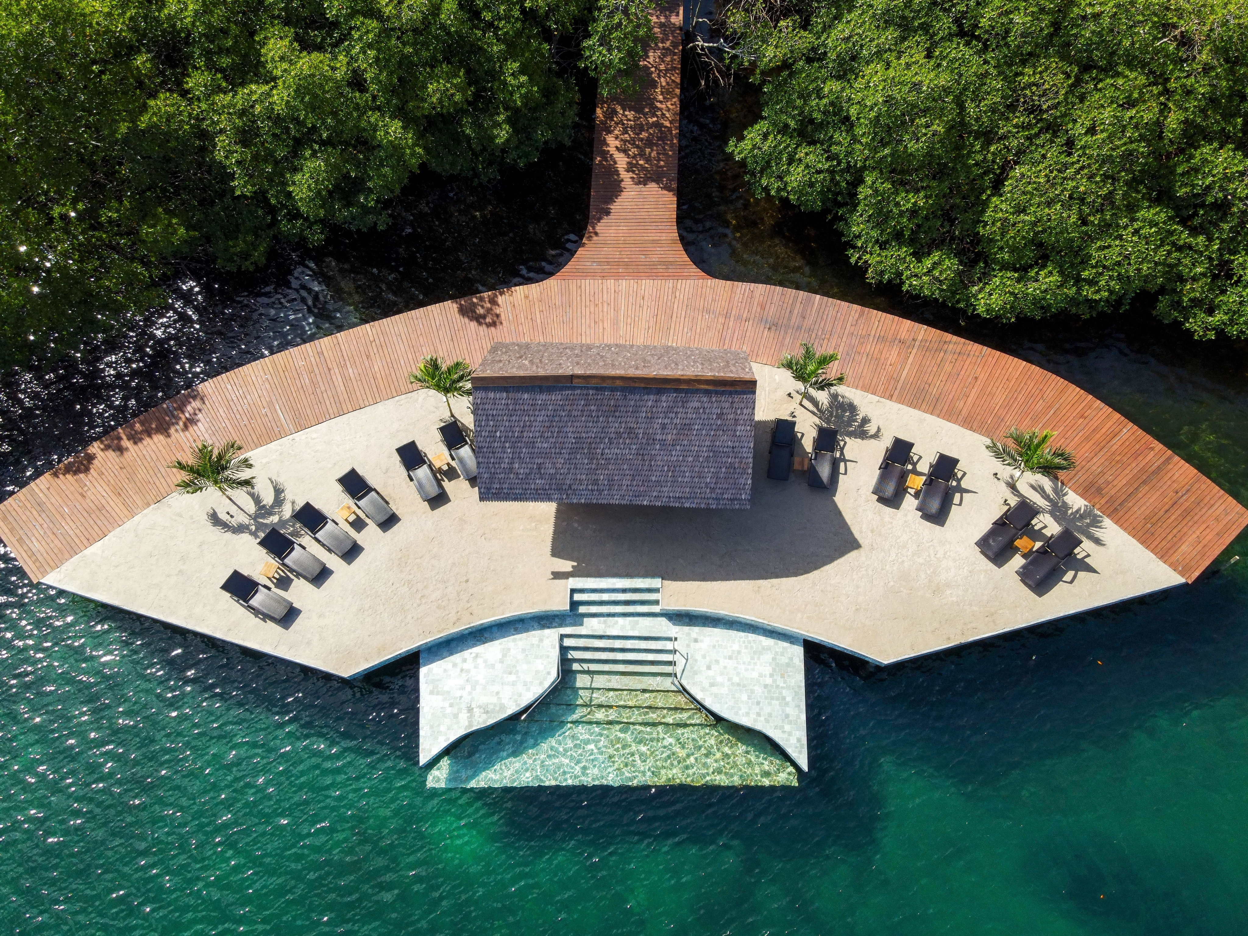 Primeira praia flutuante do mundo é finalizada no Panamá; veja imagens