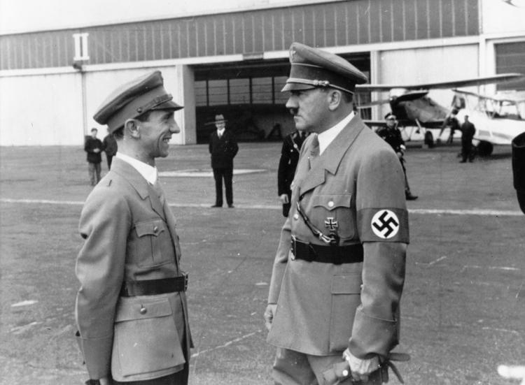 Encontro de Adolf Hitler com Joseph Goebbels no aeroporto de Tempelhof Encontro de Adolf Hitler com Joseph Goebbels no aeroporto de Tempelhof