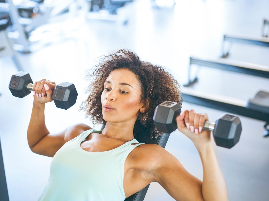 Musculação: bons motivos para todo mundo fazer treinos de resistência -  03/01/2023 - UOL VivaBem