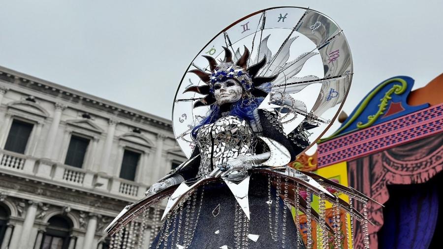  A "Máscara Mais Bela" do Carnaval de Veneza foi feita com fragmentos de espelhos - Ansa