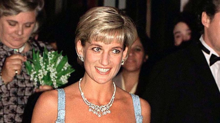 Princesa Diana usa o conjunto de joias do Lago dos Cisnes para apresentação de balé em 3 de junho de 1997