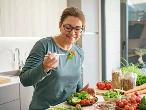 Saiba quais alimentos podem ajudar a reduzir as ondas de calor da menopausa