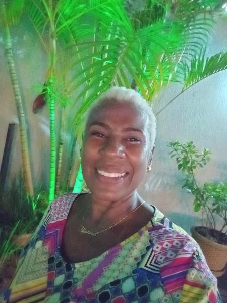 Vanda Pereira, 60, compartilha informações sobre câncer de mama em sua comunidade no Rio