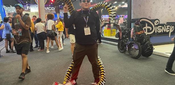 CCXP 23: Cosplay de Octopus passa apuros após calor descolar traje