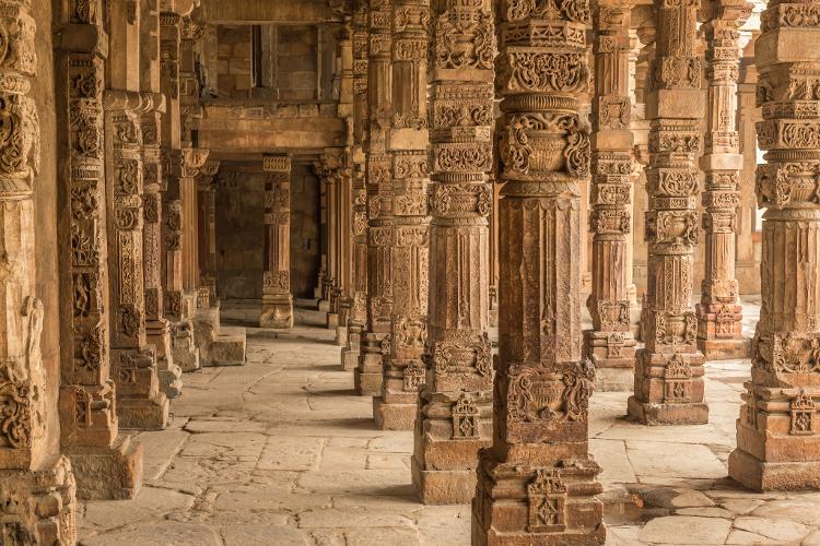 Qutb Minar guarda homenagens, lendas e descobertas de valor histórico de séculos de diferentes dinastias na Índia