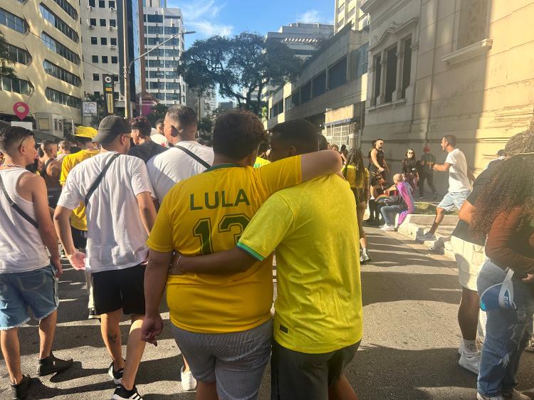 Camisa da seleção com o nome do presidente Lula durante a Parada LGBT+