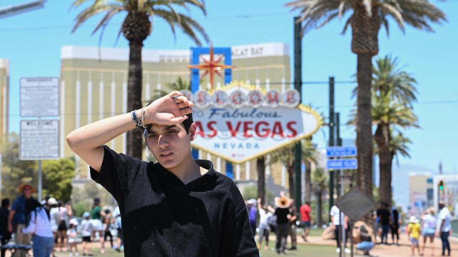 Homem caminha em Las Vegas durante onda de calor nos EUA - Robyn Beck / AFP