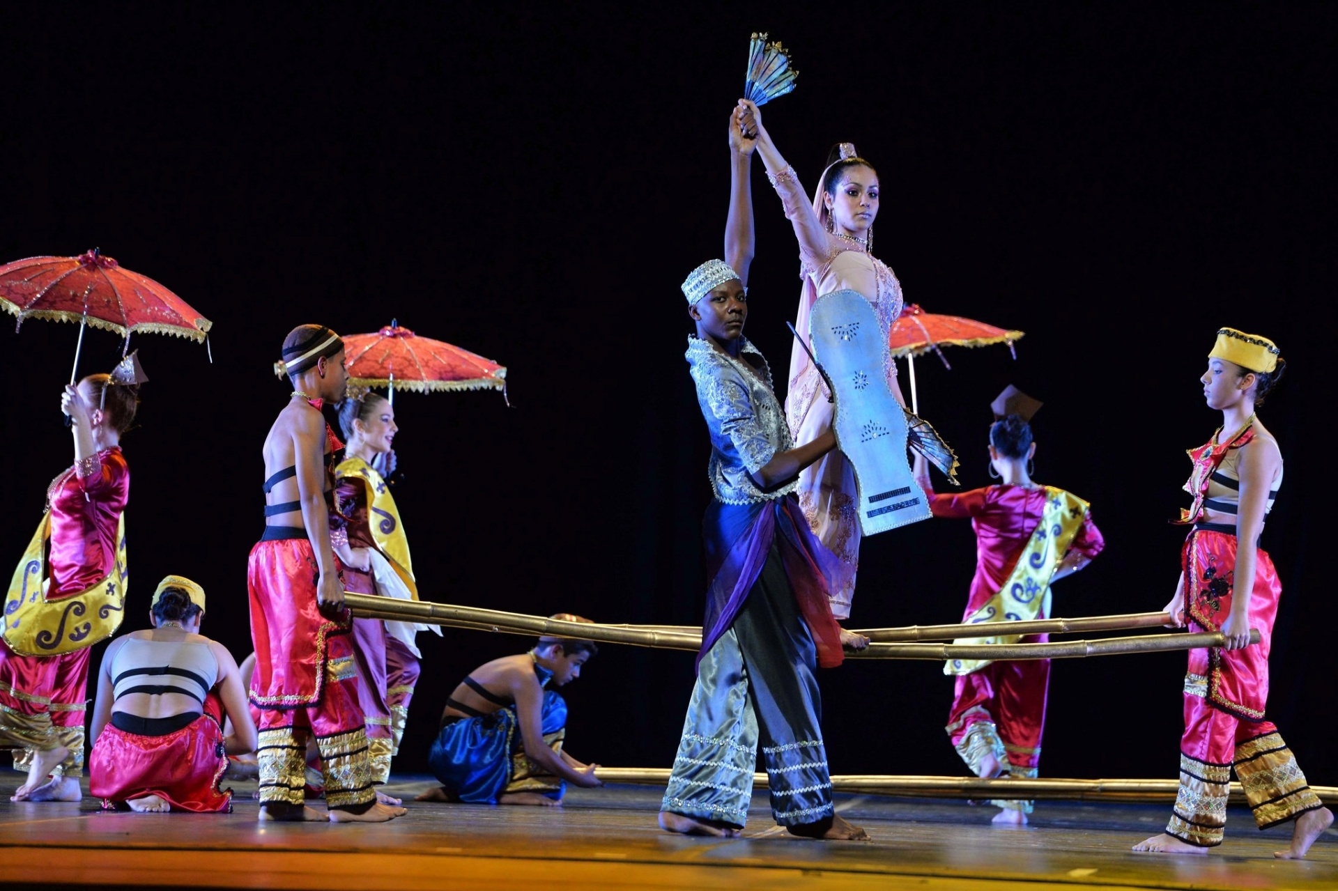 23.jul.2015 - Na categoria Danças Populares - Conjunto - Júnior do 33º Festival de Dança de Joinville, o primeiro lugar ficou com o Grupo de Dança do Departamento de Cultura de Gaspar (SC), com a coreografia "Singkil" - Diego Redel/Divulgação