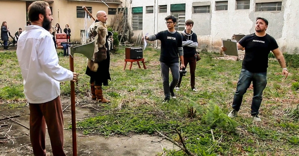O produtor Ruy Marques e o diretor Nyck Maftum, no centro da imagem, conduzem os atores durante as gravações do clipe de "F*ucking War", da banda Sephion