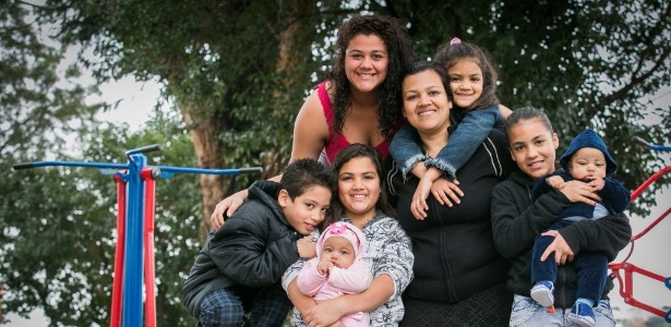 A primeira gestação de Débora não foi gelemar e ela deu à luz Ruama. Na foto, a dona de casa posa com seus sete filhos - Edson Lopes Junior - Edson Lopes Junior