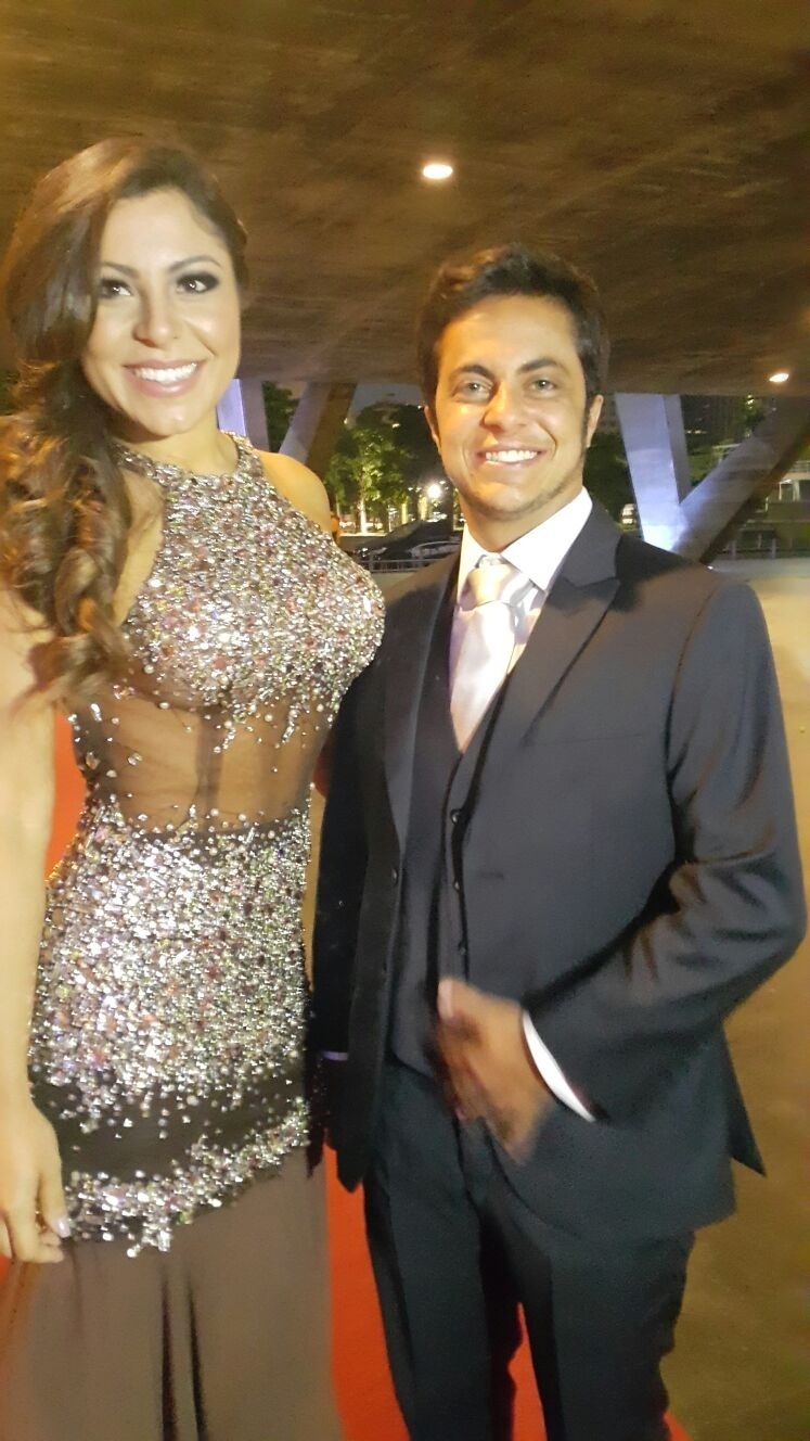 12.dez.2015 - Ao lado da namorada Andressa Ferreira, Thammy chega para o casamento de Antonia Fontenelle e Jonathan Costa no Museu de Arte Moderna, no Rio de Janeiro - Ana Cora Lima/UOL