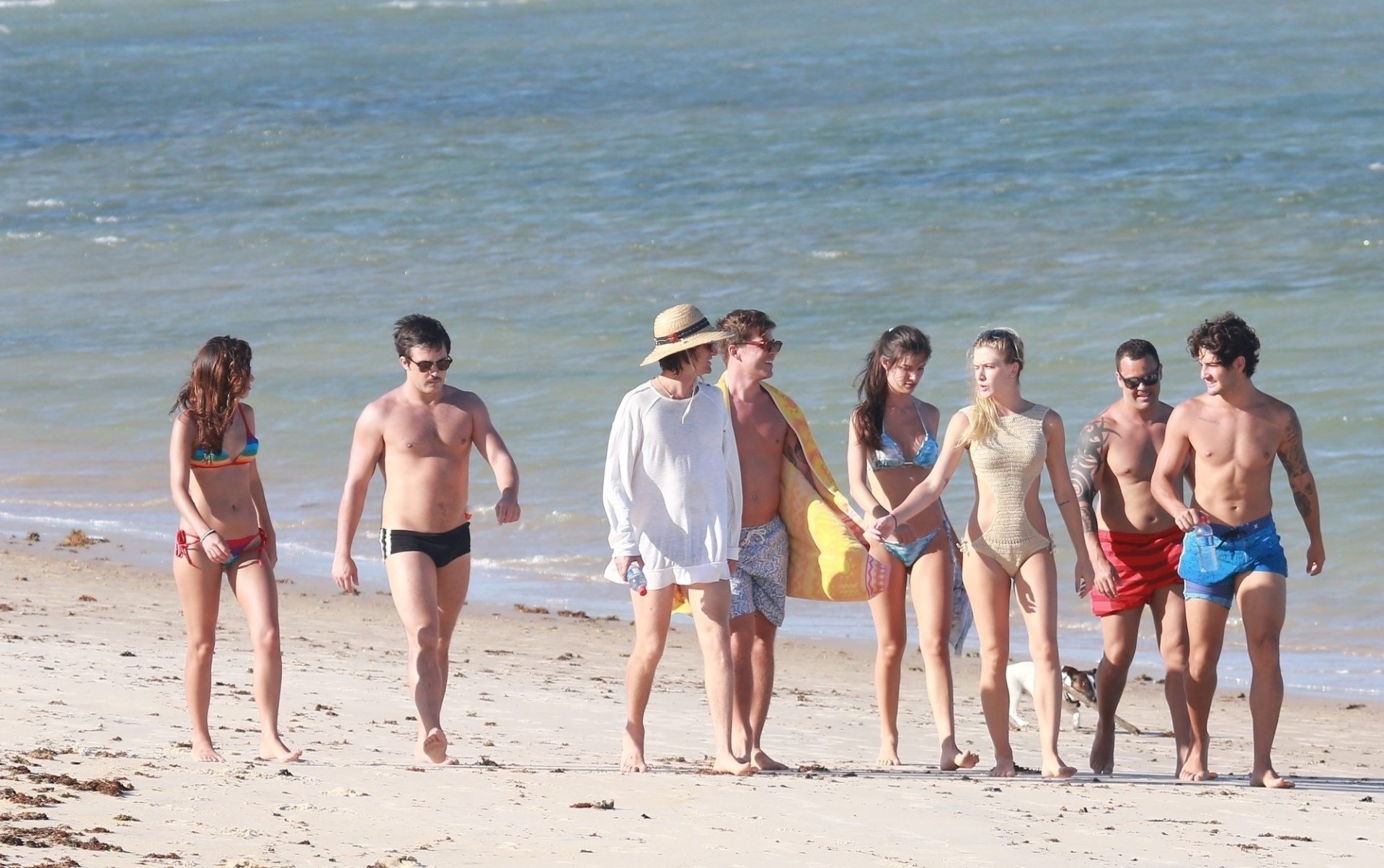 4.fev.2015 - Sem saber se continua no Brasil em 2016, Pato aproveita as férias ao lado de amigos e da namorada, Fiorella Mattheis, em Trancoso, na Bahia - AgNews