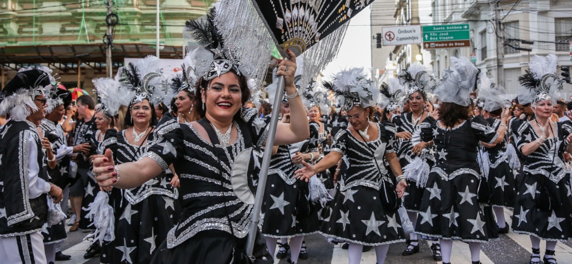 O bloco lírico Confete e Serpentina desfila pela ruas do Recife antigo - Roberta Guimarães - 8.fev.2016/UOL