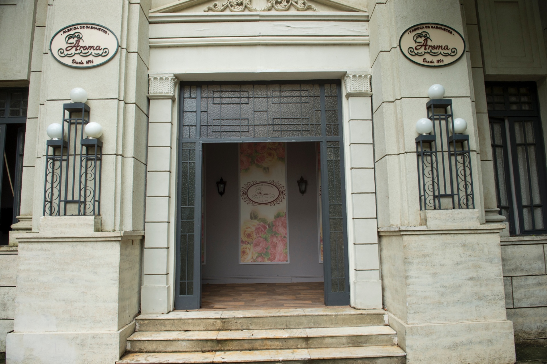 Fachada da fábrica de sabonetes Aroma em "Êta Mundo Bom" - Estevam Avellar/TV Globo