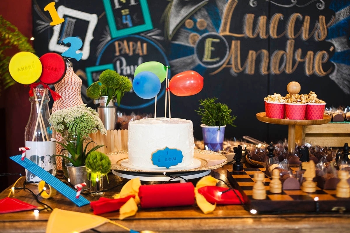 Na mesa principal do chá de bebê dos gêmeos Lucas e André foram colocados dois bolos chocolate com recheio de brigadeiro, sabor escolhido pelo pai dos meninos, Paulo André, que comemoraria seu aniversário naquele dia. Nas garrafas de vidro transparente decoradas com os nomes dos bebês em baixo relevo, pirulitos de chocolate. Os doces  foram feitos pela Tammy Montagn (www.tammymontagna.com) - Sandra Pagano/Divulgação