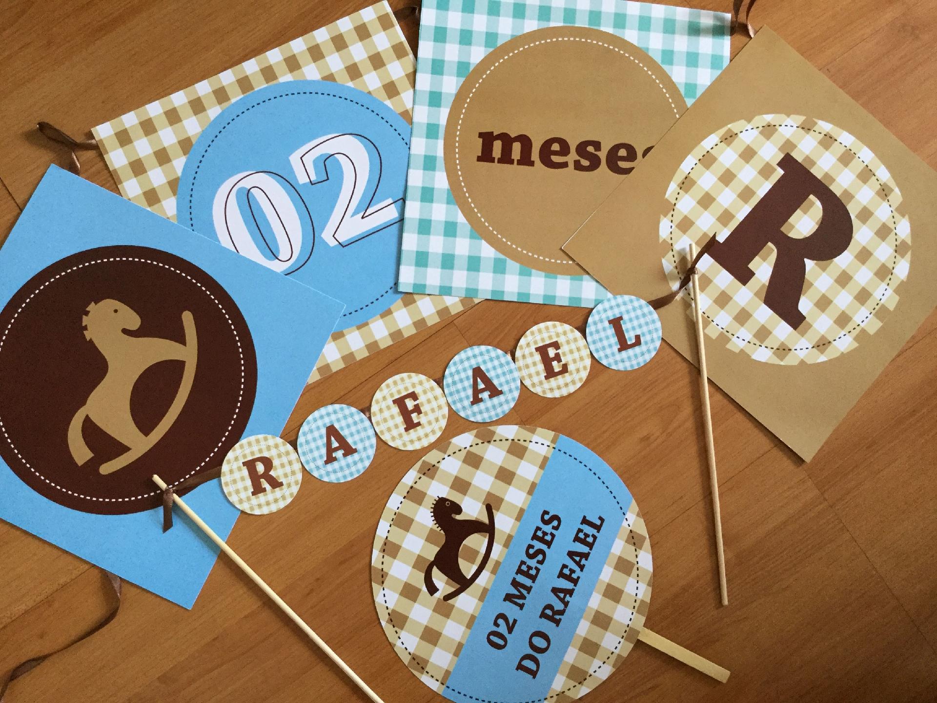 Itens de papelaria personalizados são uma opção certeira para decorar as festas de mesversário. A Galeria de Convites (www.galeriadeconvites.com.br/) tem diversos kits, com itens como plaquinhas, topo de bolo e bandeiras - Divulgação