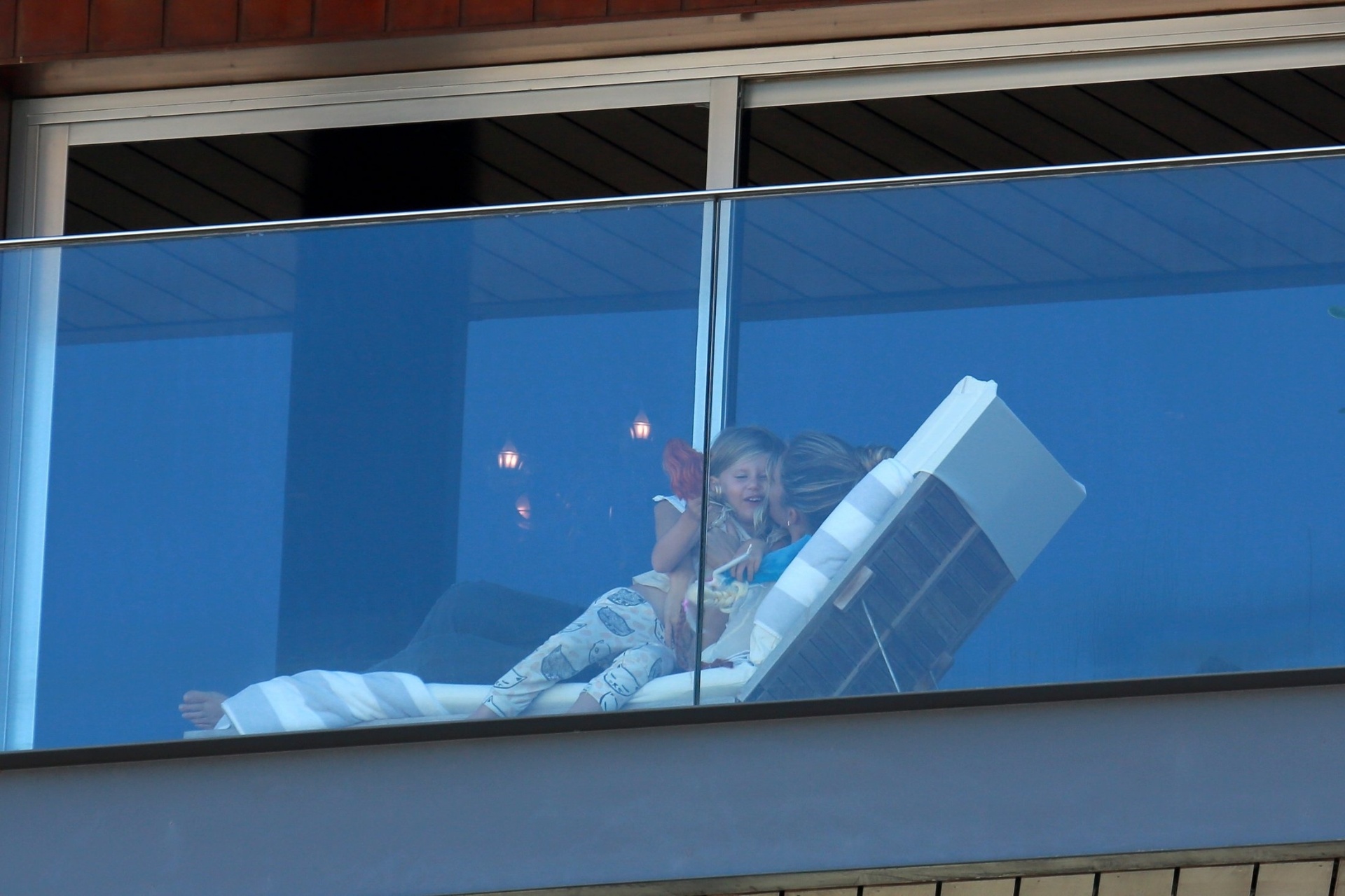 01..ago.2016 - Gisele Bündchen é clicada trocando carinhos com a filha, Vivan, na sacada do hotel Fasano, no Rio. Mais cedo ela desembarcou em São Paulo acompanhada da filhos, Vivian Lake e Benjamin - Dilson Silva/AgNews