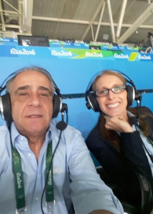 Oliveira Andrade e a comentarista de basquete da Band Helen Luz em ação na transmissão da Olimpíada. - Reprodução - Reprodução