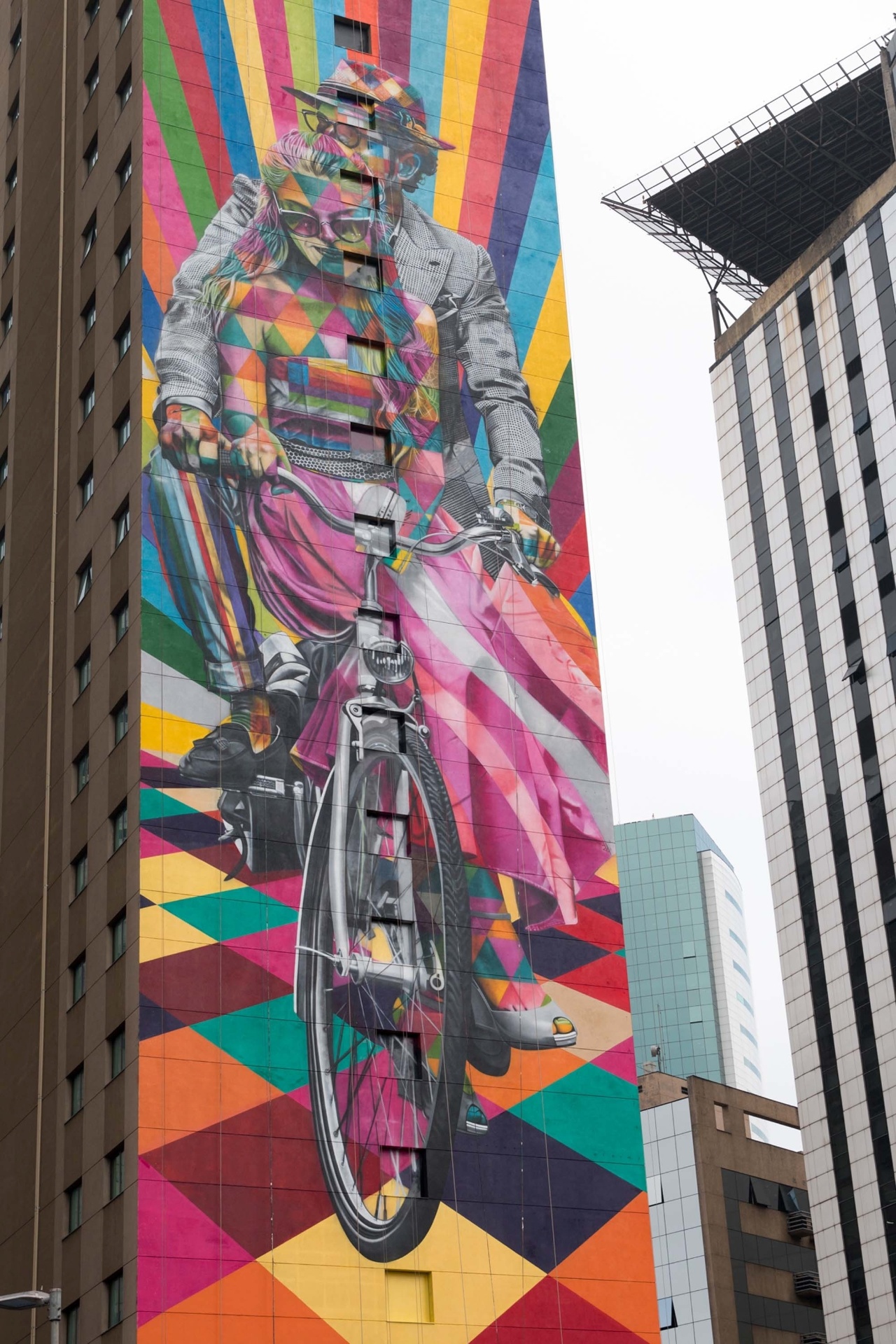 12.set.2016 - Vista da obra do artista Eduardo Kobra na lateral do hotel Ibis Styles Faria Lima, em São Paulo. O mural tem como tema as bicicletas, reforçando a importância da mobilidade urbana - Mateus Reppucci/Futura Press/Folhapress