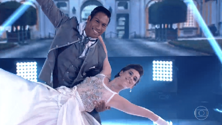 27.nov.2016 - Rainer Cadete, Nego do Borel, Felipe Simas, Brenno Leone e Sophia Abrahão foram desafiados pela produção a se apresentar ao ritmo da valsa, já na reta final do quadro - Reprodução/TV Globo